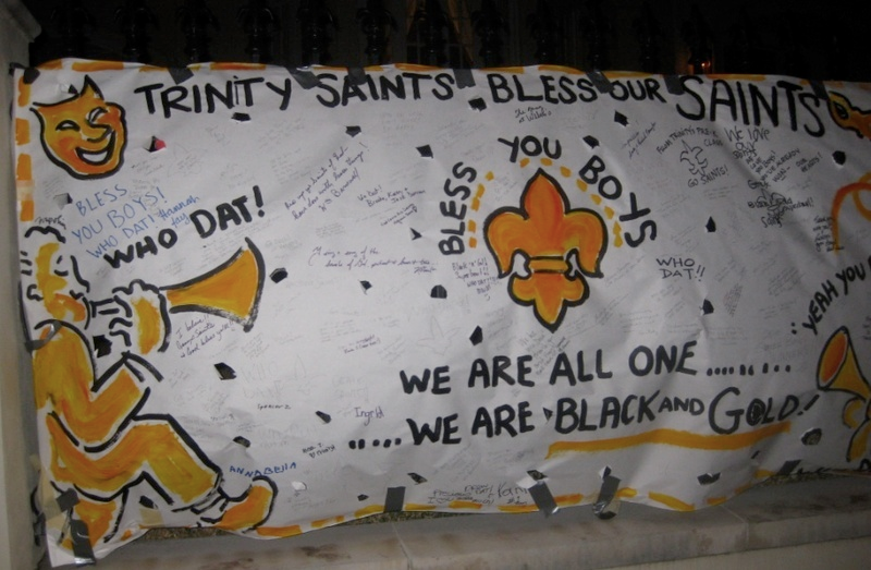 Illustration for article titled Enraptured Saints Fans Decorate Drew Brees' Home With 'Thank You' Shrine